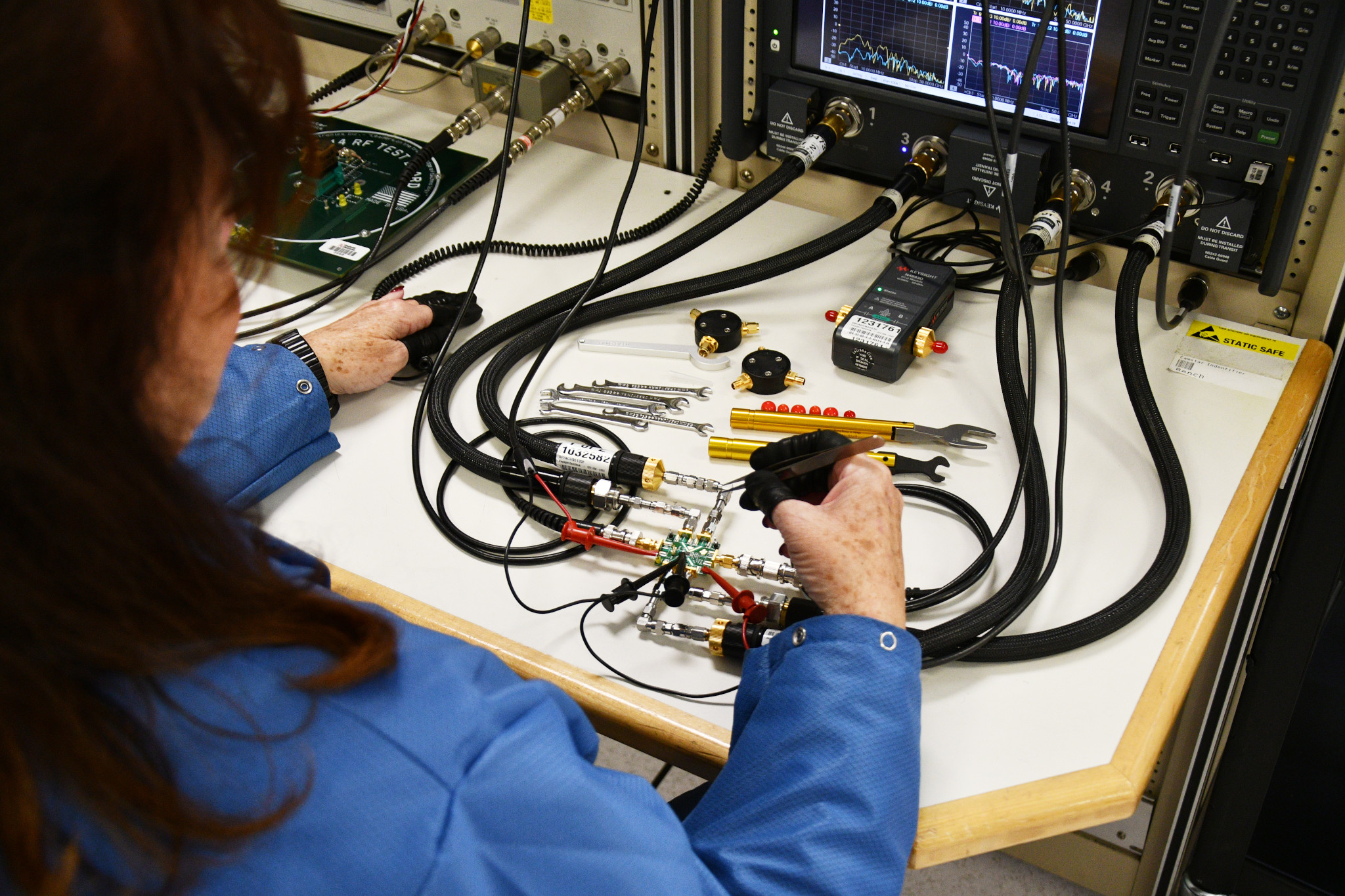 射频封装和测试服务